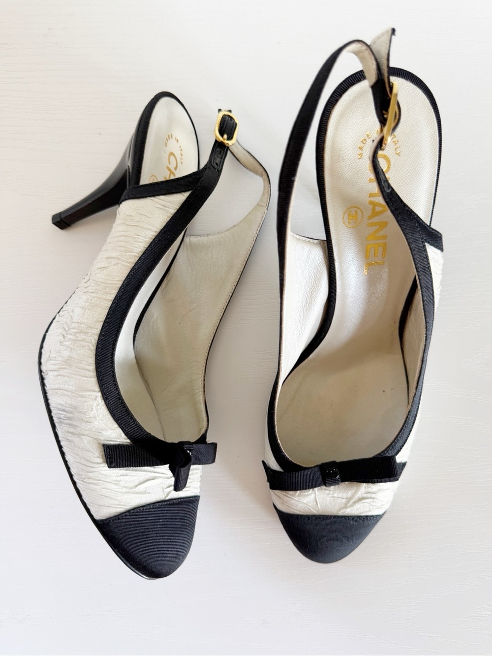 Chanel White Cream Shirred Silk Black Cap Toe Slingback Heels CC Bow Size EU 40